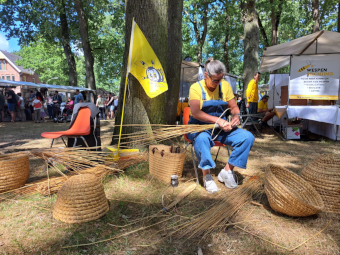 Korfvlechter Mirjam op de markt van Melk en Honing 2026 Korfvlechter Mirjam op de markt van Melk en Honing 2026